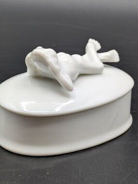 Fitz and Floyd White Porcelain Laying Frog Gazing Trinket Box Vintage Japan 3.5"
